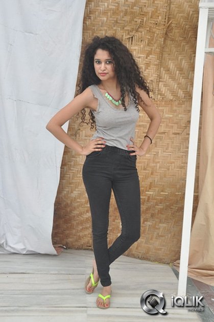 Soumya-Sukumar-at-Pora-Pove-Movie-Success-Meet